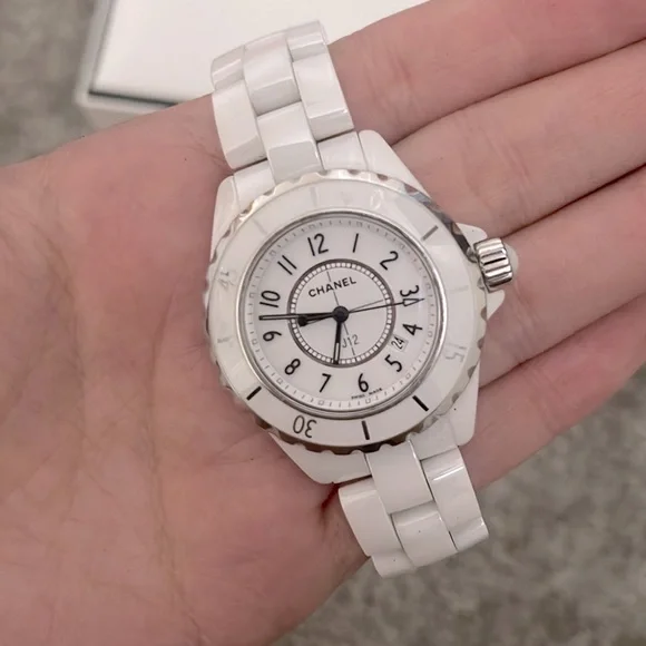 CHANEL J12 WATCH, 33 MM White highly resistant ceramic and steel - Picture 4 of 6